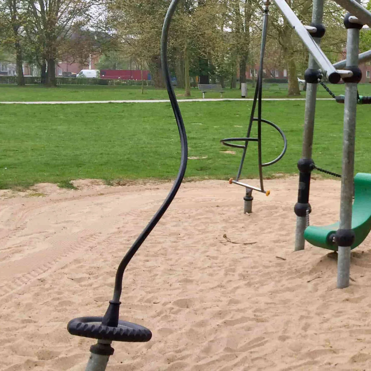 Spielplatz mit Klettergerüst auf sauberem Sandboden.