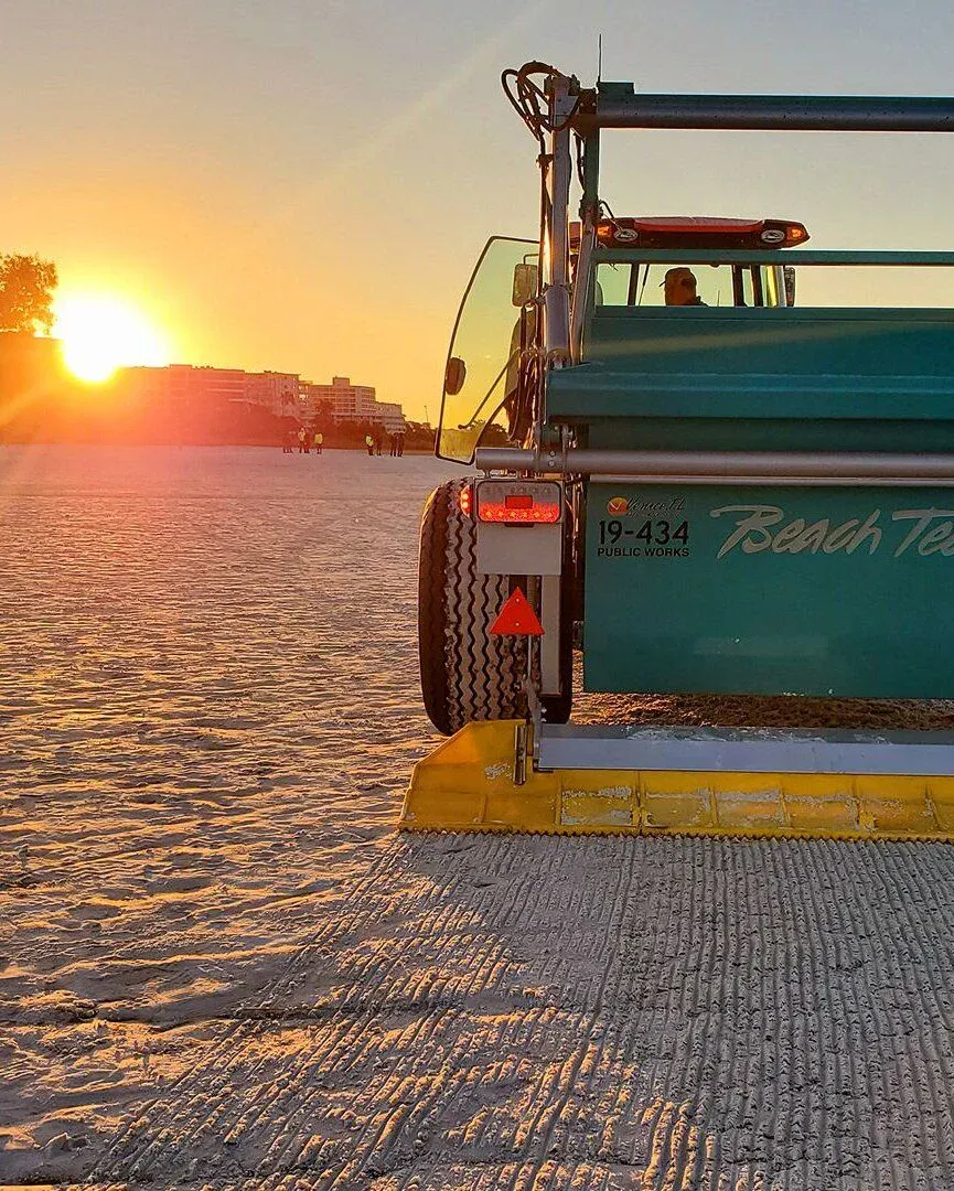 Nettoyeur de plage BeachTech au coucher du soleil sur une plage urbaine – nettoyage sûr avec moins de personnel.