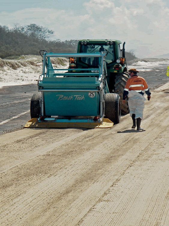 BeachTech Dimostrazione di pulizia della sabbia dal petrolio 