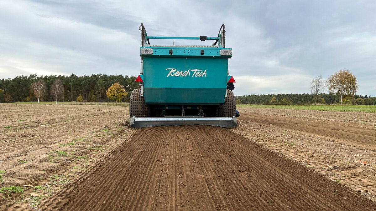 Von BeachTech gesiebter Boden: gleichmäßige, steinfreie Fläche ideal für Rollrasen-Verlegung oder Aussaat