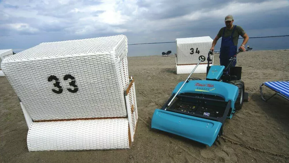 BeachTech Sweepy Walk-Behind dimostrazione di pulizia della spiaggia