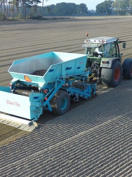 Pulitore da spiaggia BeachTech con trattore dimostrativo Preparazione del tappeto erboso 