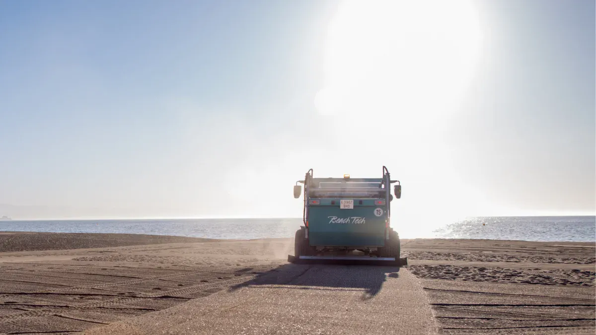 Machine BeachTech au lever du soleil – entretien quotidien de la plage dès l’aube.