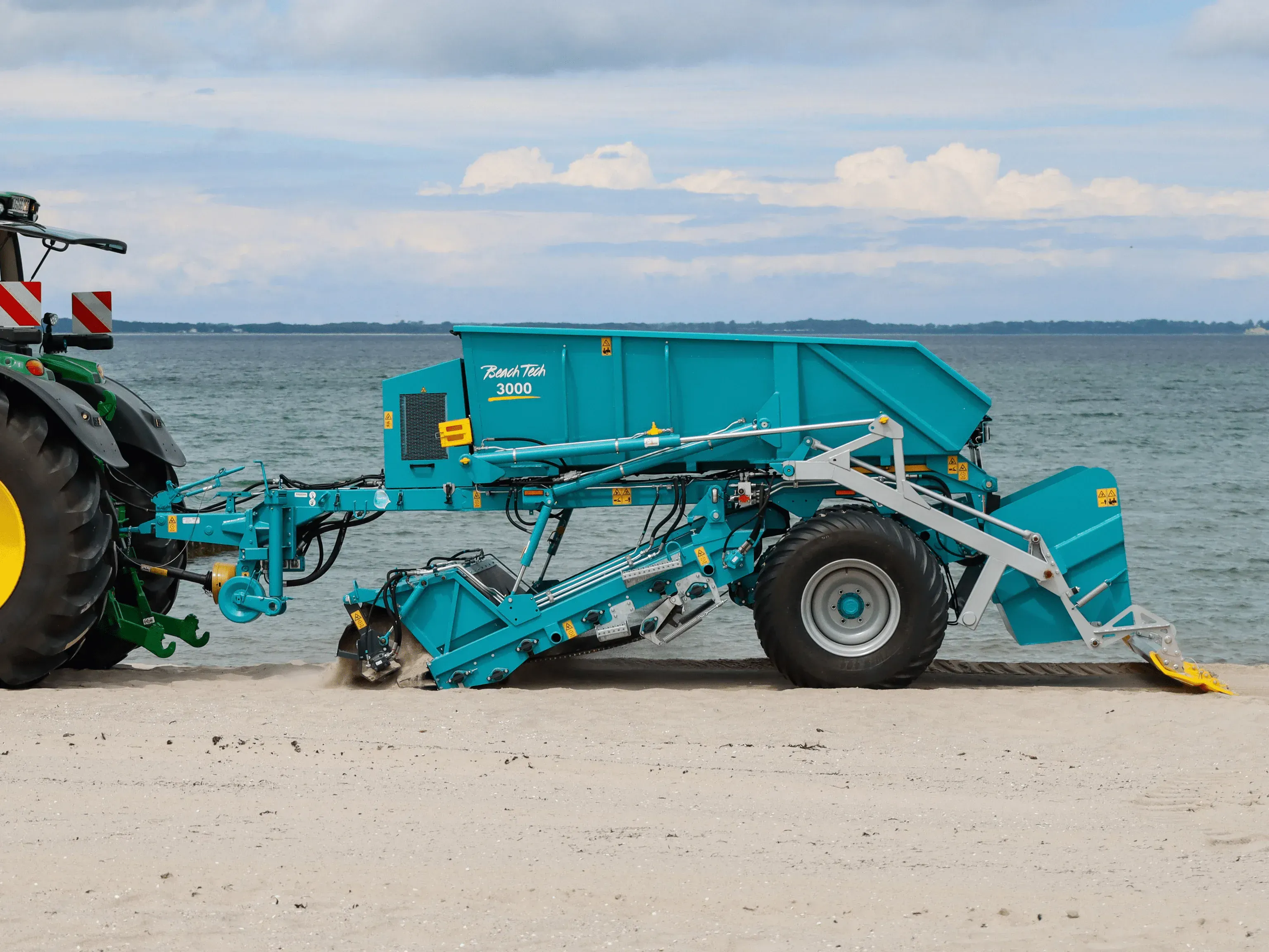 Der gezogene Strandreiniger BeachTech 3000 am Strand
