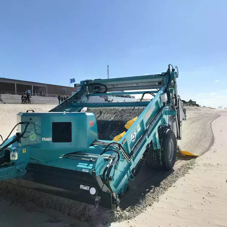 Gezogener Strandreiniger BeachTech 2500 am Strand in Borkum