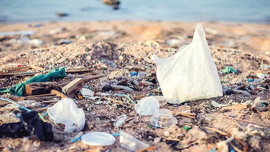 Umnengen an Plastikmüll am Strand.