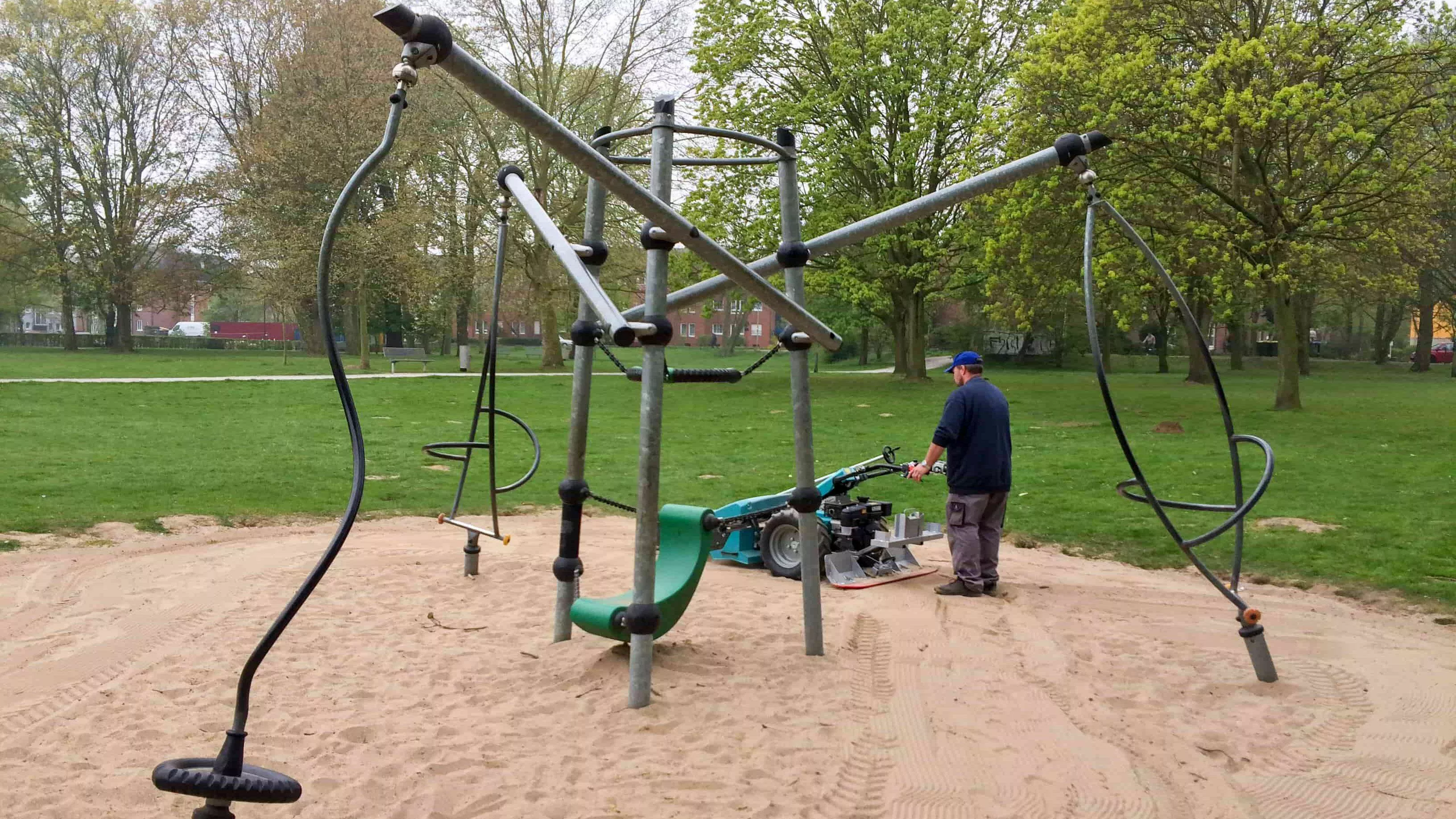 Der flexible Sandreiniger umfährt Hindernisse mühelos. 