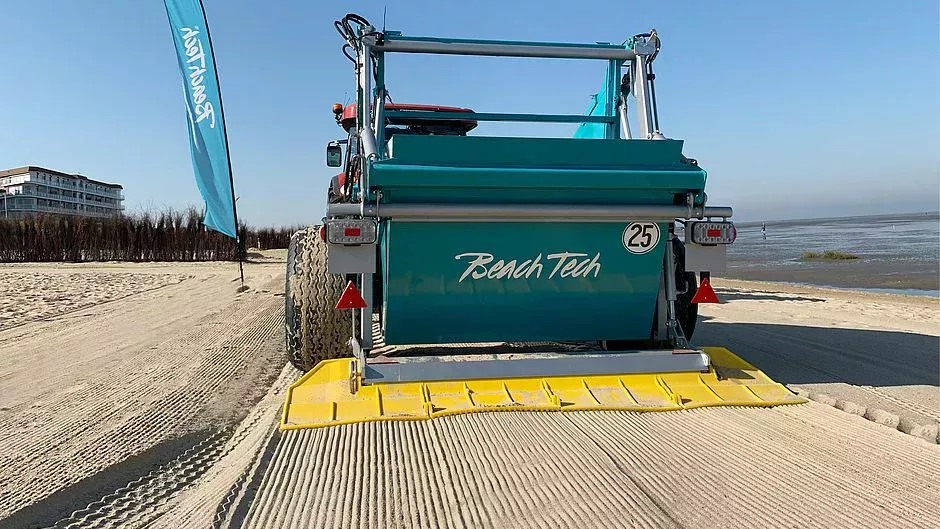 Der Sandstrand wird von kleinsten Verunreinigungen mit dem BeachTech 2000 befreit.