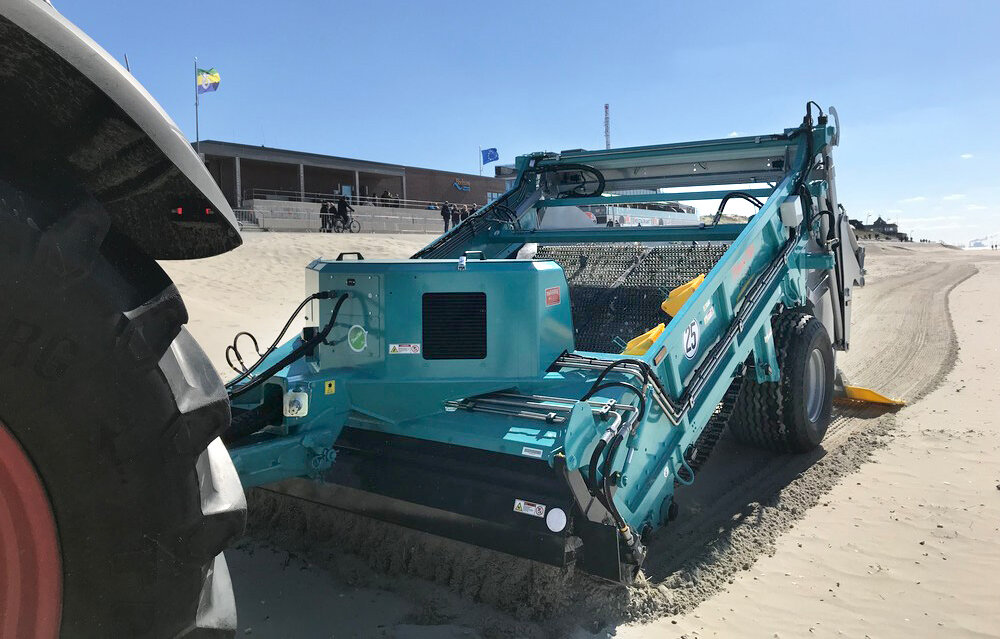 Zitat mit BeachTech Strandreiniger am Strand im Hintergrund