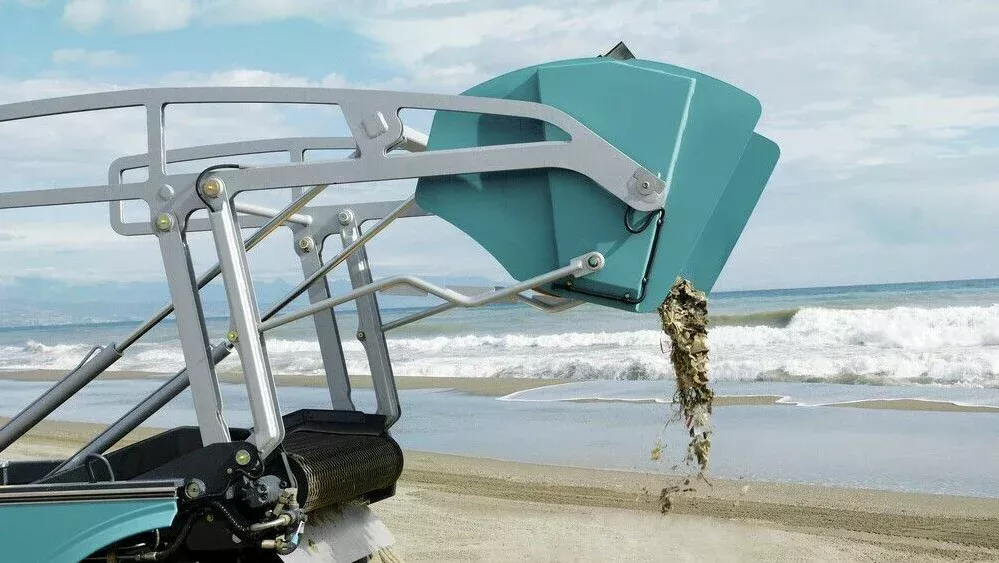 Selbstfahrender Strandreiniger BeachTech Marina Nahaufnahme Sammelbehälter Meer im Hintergrund