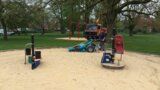 Handgeführter BeachTech Reiniger bei der Säuberung einer kleinen Sandfläche auf einem Spielplatz.