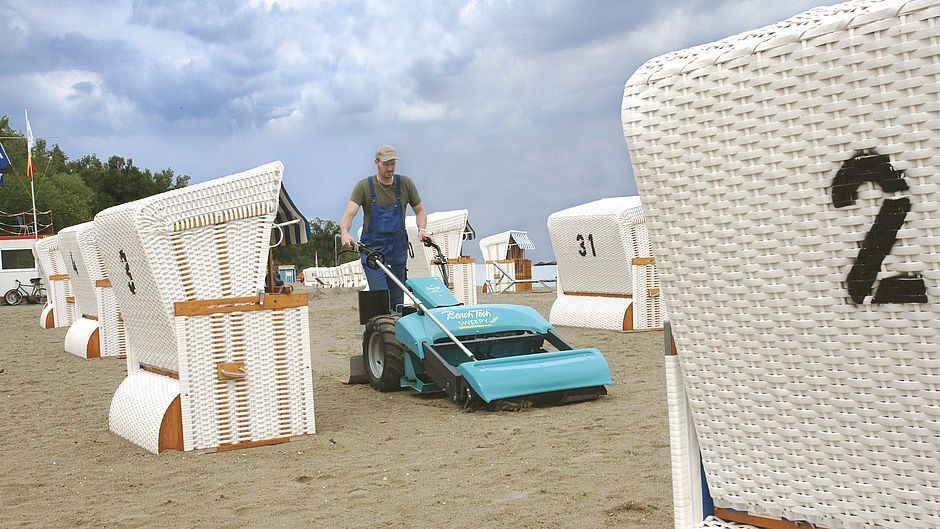 Der Sandstrand wird von kleinsten Verunreinigungen mit dem BeachTech Sweepy Hydro befreit.