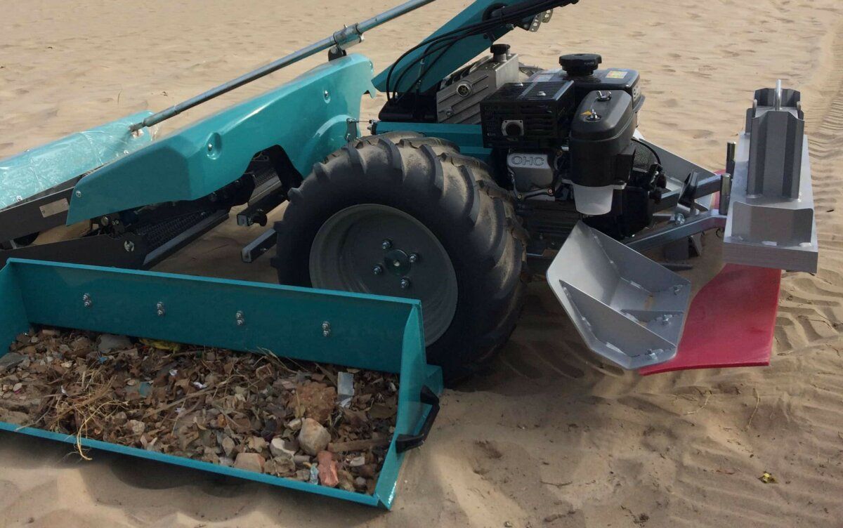 Nettoyeur de plage à pied BeachTech Sweepy Hydro Démonstration Vidage du bac de collecte