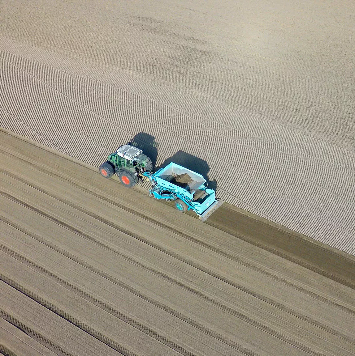 BeachTech 3000 lors de la préparation d'une surface pour la production de gazon en rouleau