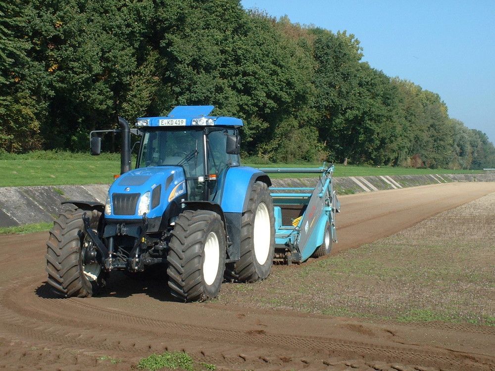 Citation avec nettoyeur de plage BeachTech tiré dans le bassin de filtration d'eau en arrière-plan