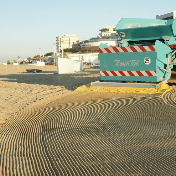 Pulled Beach Cleaner BeachTech 3000 Back View Demonstration Finisher