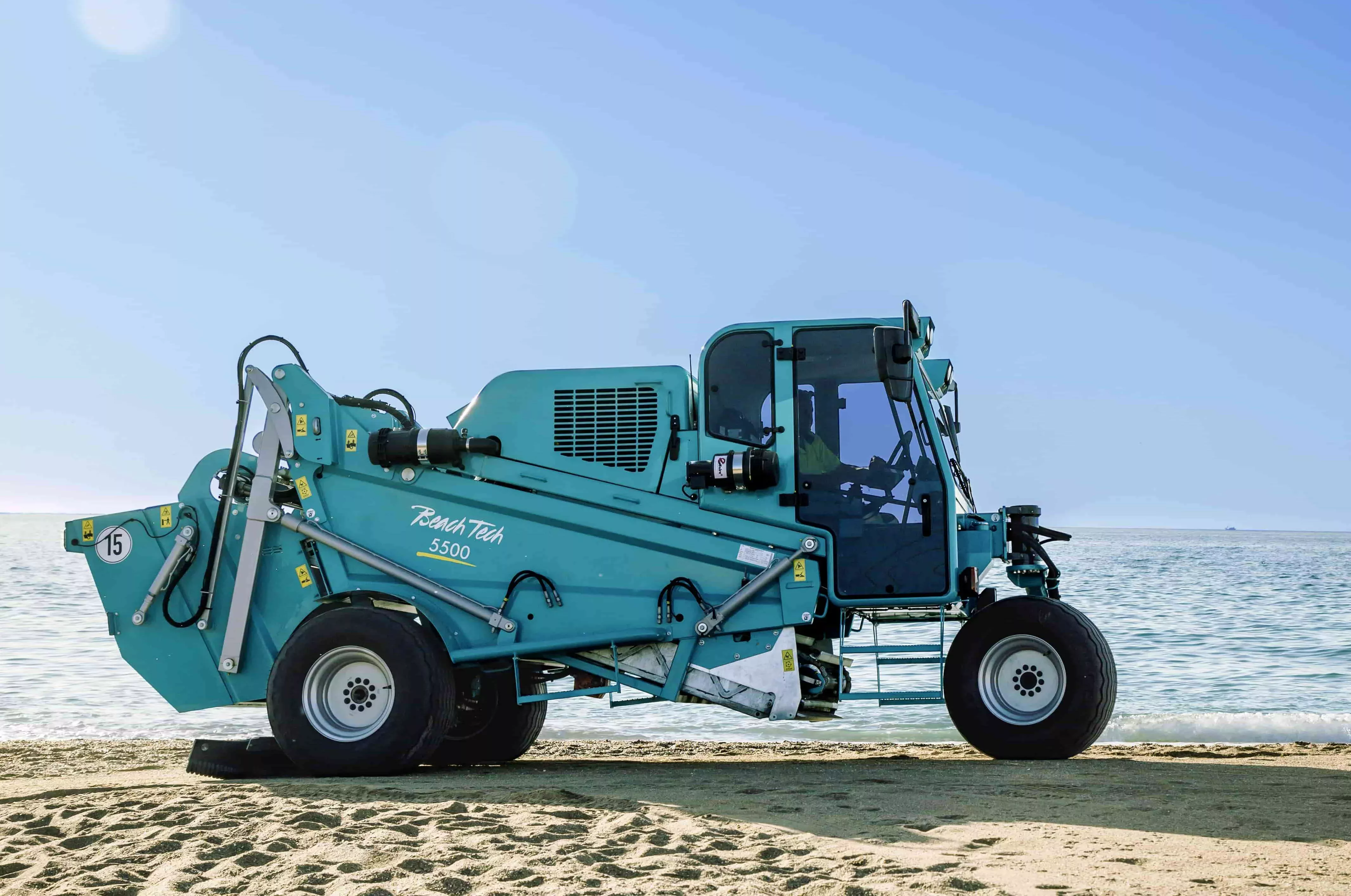 Der neue Strandreiniger BeachTech 5500 am Strand