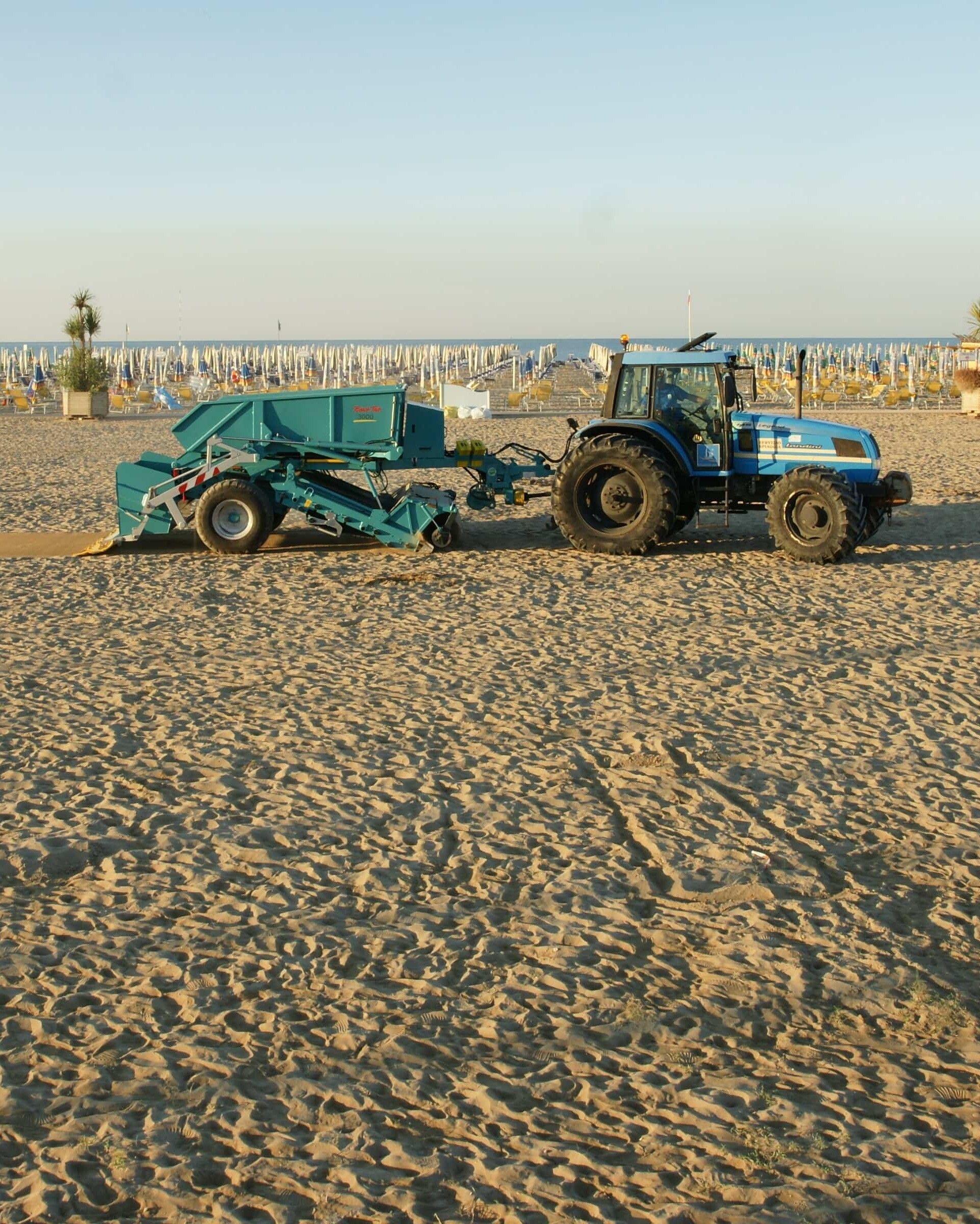 Gezogener Strandreiniger BeachTech 3000 mit Traktor Seitenansicht am Strand