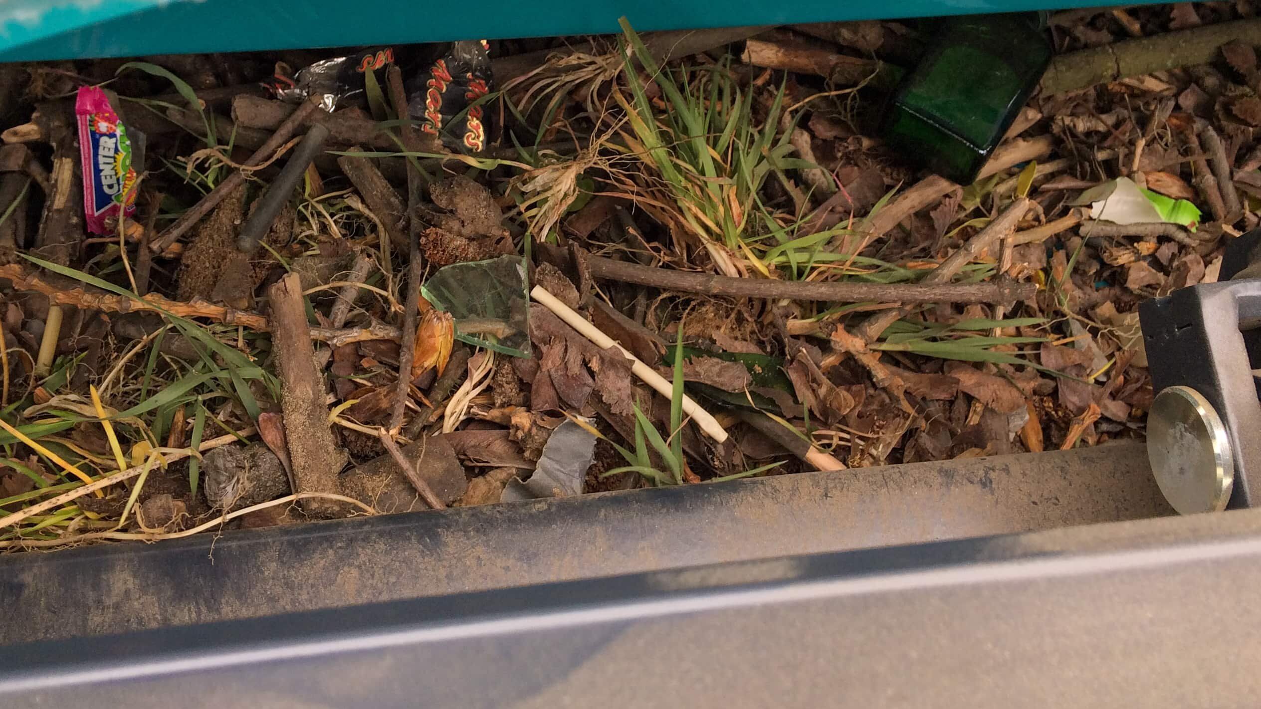 Les éclats de verre, les bouteilles et les déchets en plastique ne sont malheureusement pas rares sur les surfaces de sable ouvertes au public. Les éclats de verre, les bouteilles et les déchets en plastique ne sont malheureusement pas rares sur les surfaces de sable ouvertes au public.