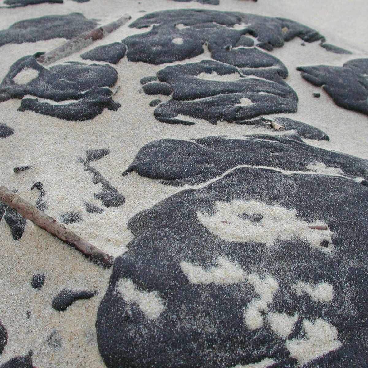 Huile et paraffine dans le sable