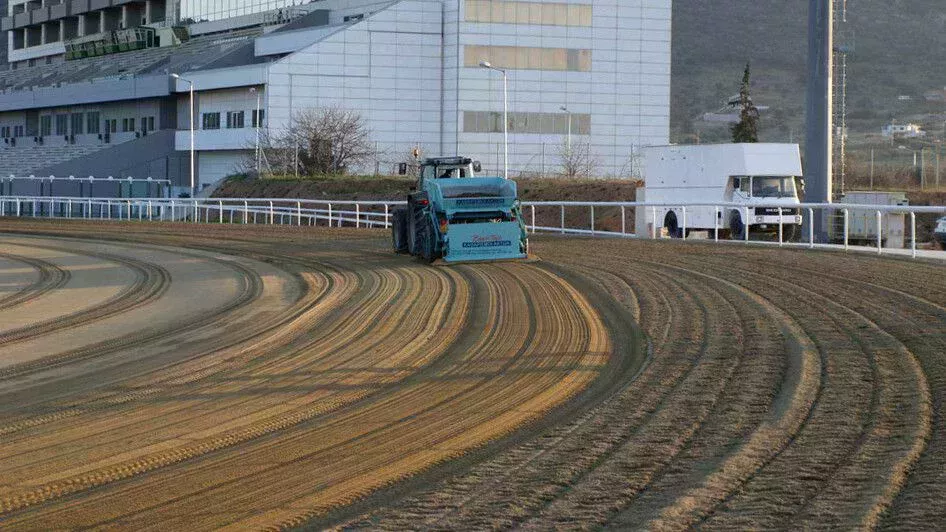 BeachTech Maschine bei der Pflege eines Außenreitplatzes im Stadion.