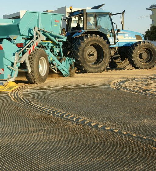 Acabado de demostración del limpiaplayas BeachTech 3000