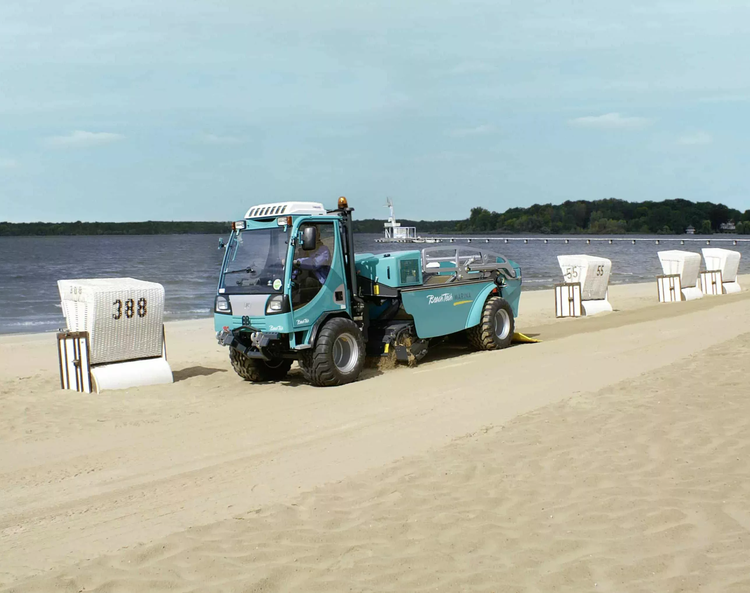 Le nettoyeur de plage multifunctional BeachTech Marina sur la plage