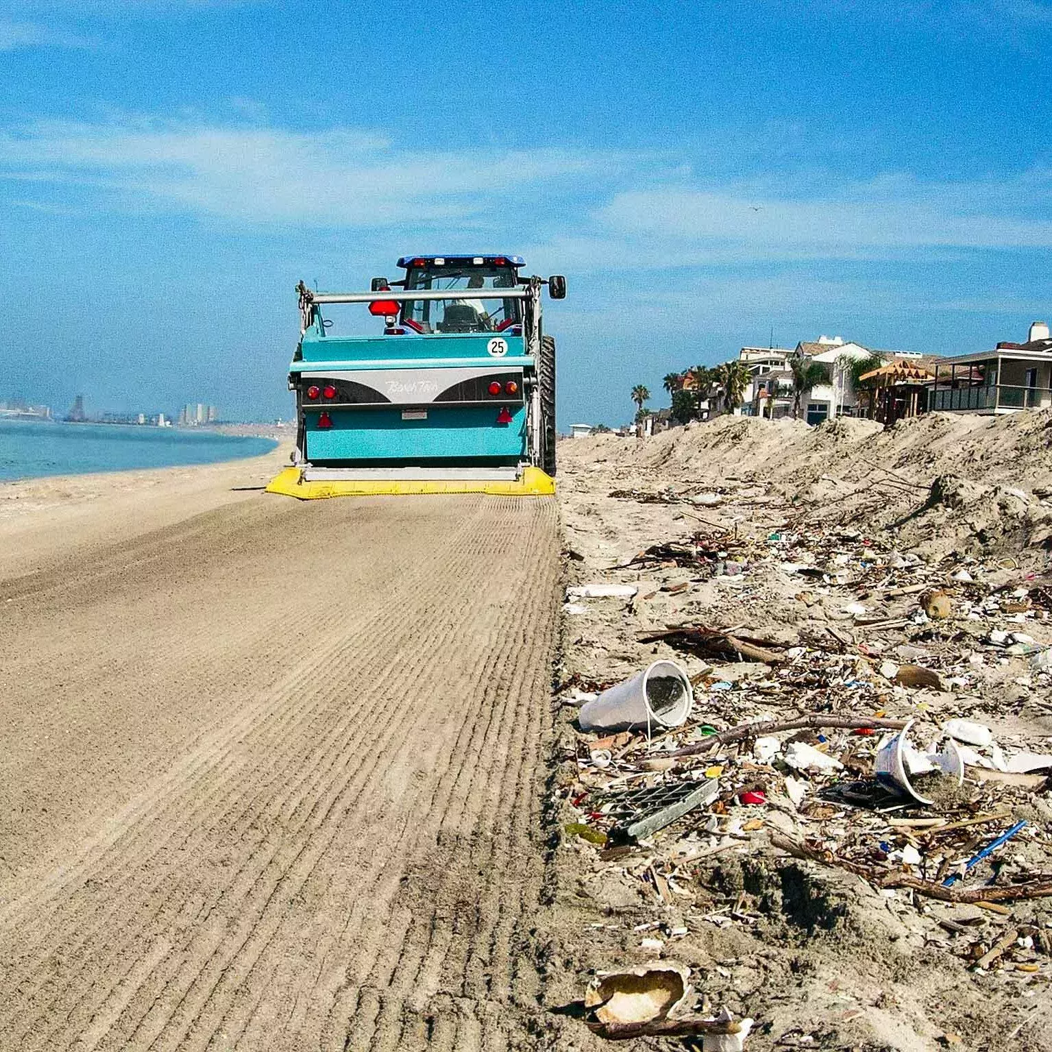 Ein BeachTech Fahrzeugt reinigt einen von Müll befüllten Strand