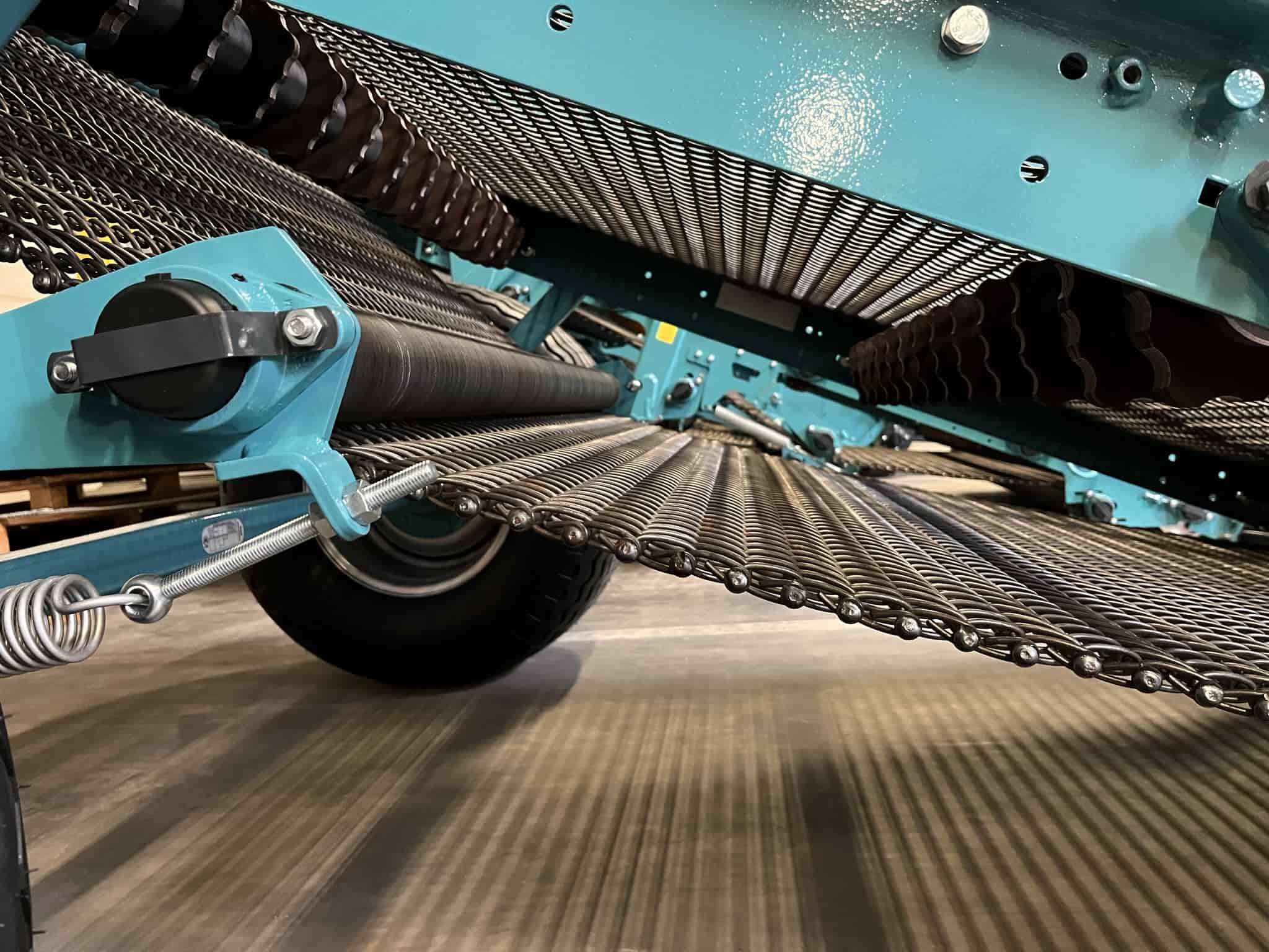 Blick unter eine BeachTech Maschine mit Fokus auf das vibrierende Reinigungssieb.