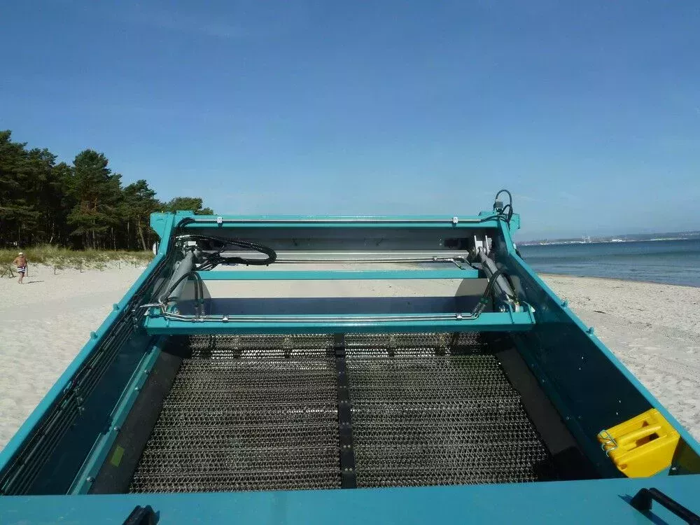 Towed beach cleaner BeachTech 3000 close-up composite screen belt 