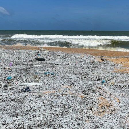 Granulado de plástico en la playa - BeachTech Limpiaplayas
