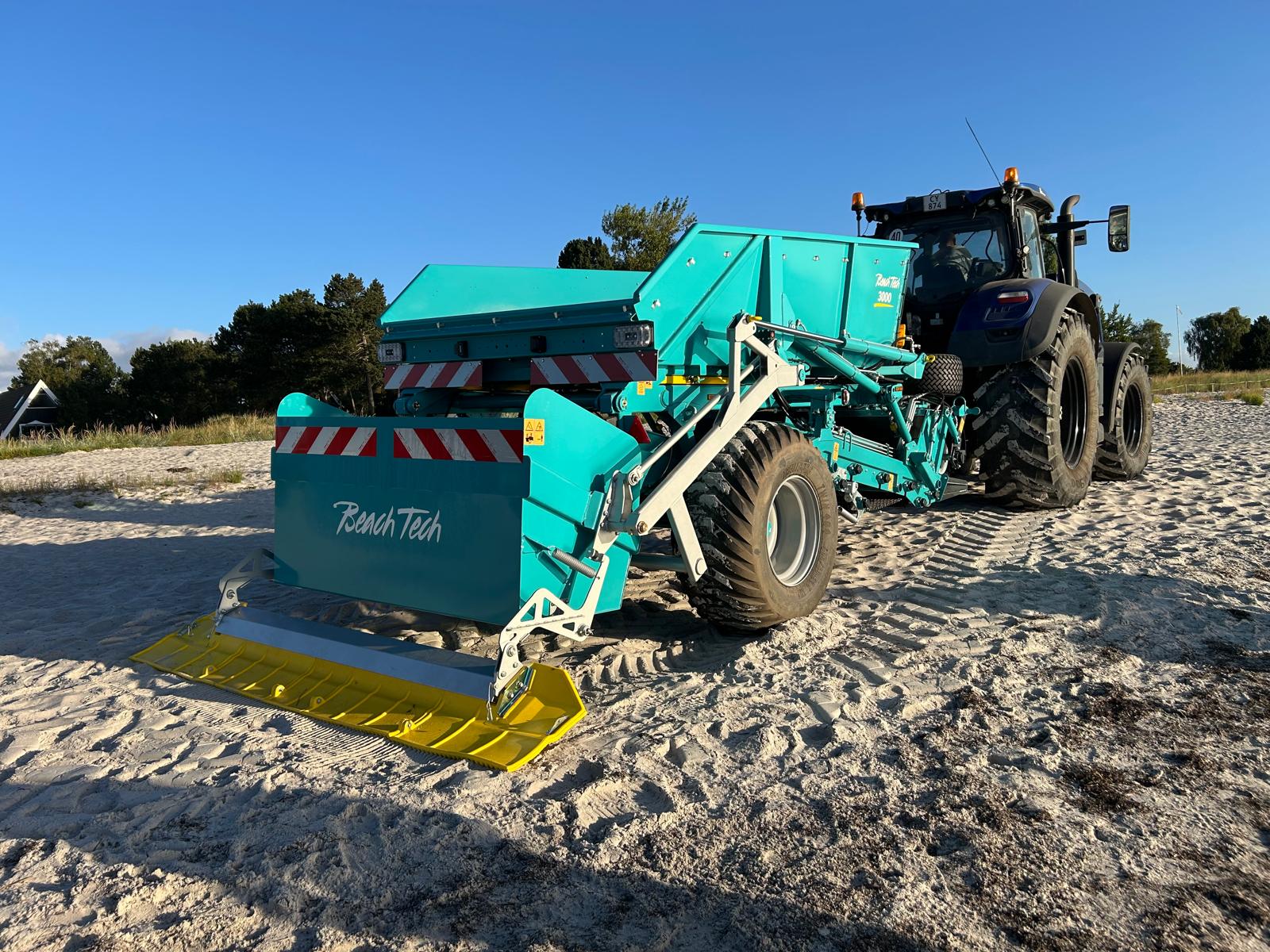 Gezogener Strandreiniger BeachTech 3000 mit Traktor Seitenansicht am Strand 