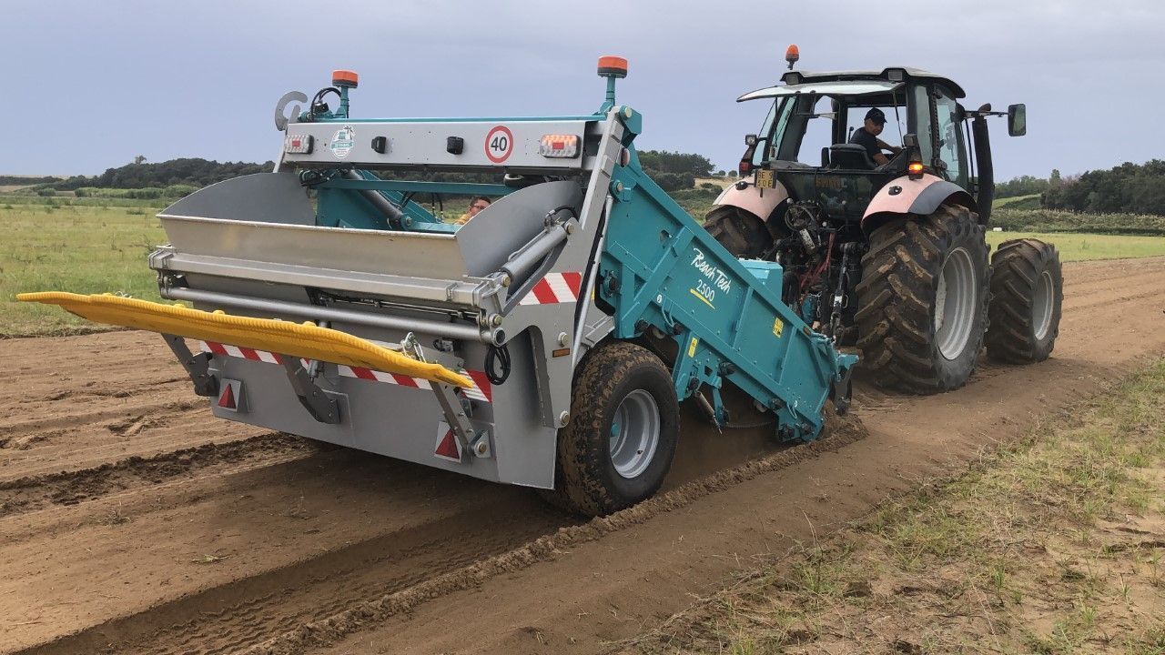 Ein BeachTech 2500 entfernt Steine, Unkraut und Wurzeln aus einem Karottenacker.