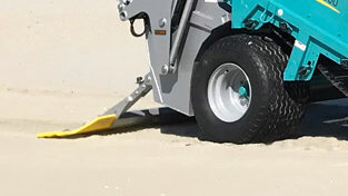 Nettoyeur de plage remorqué BeachTech 2500 Gros plan sur les pneus à haute flottabilité