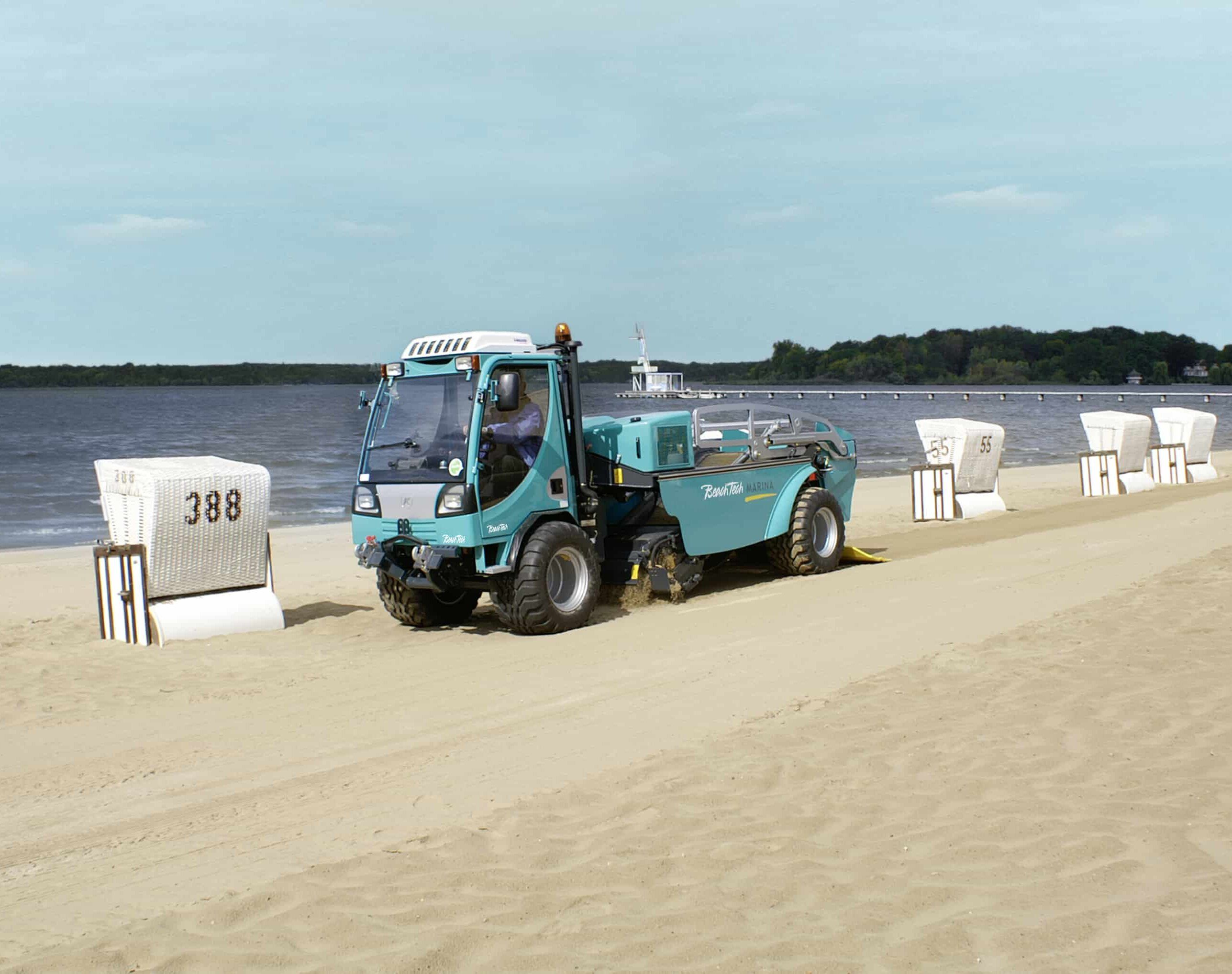 Limpiaplayas multifunctional BeachTech Marina en la playa