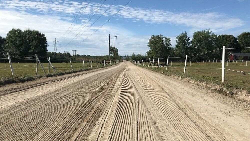 Gereinigter Sandweg auf einer Paddock- oder Trainingsfläche.