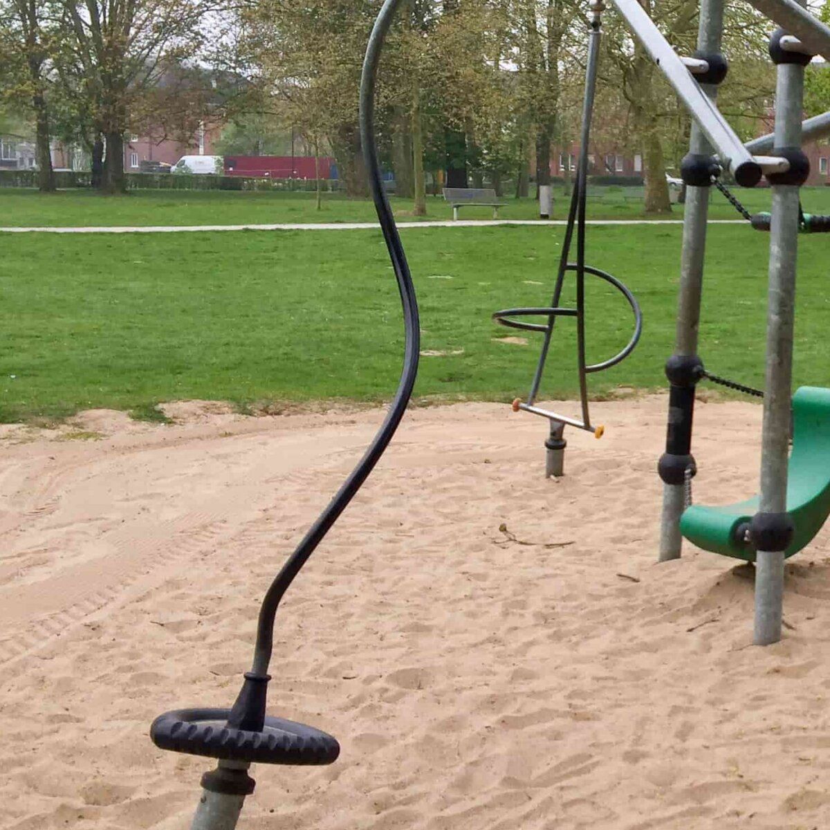 Spielplatz mit Klettergerüst auf sauberem Sandboden.