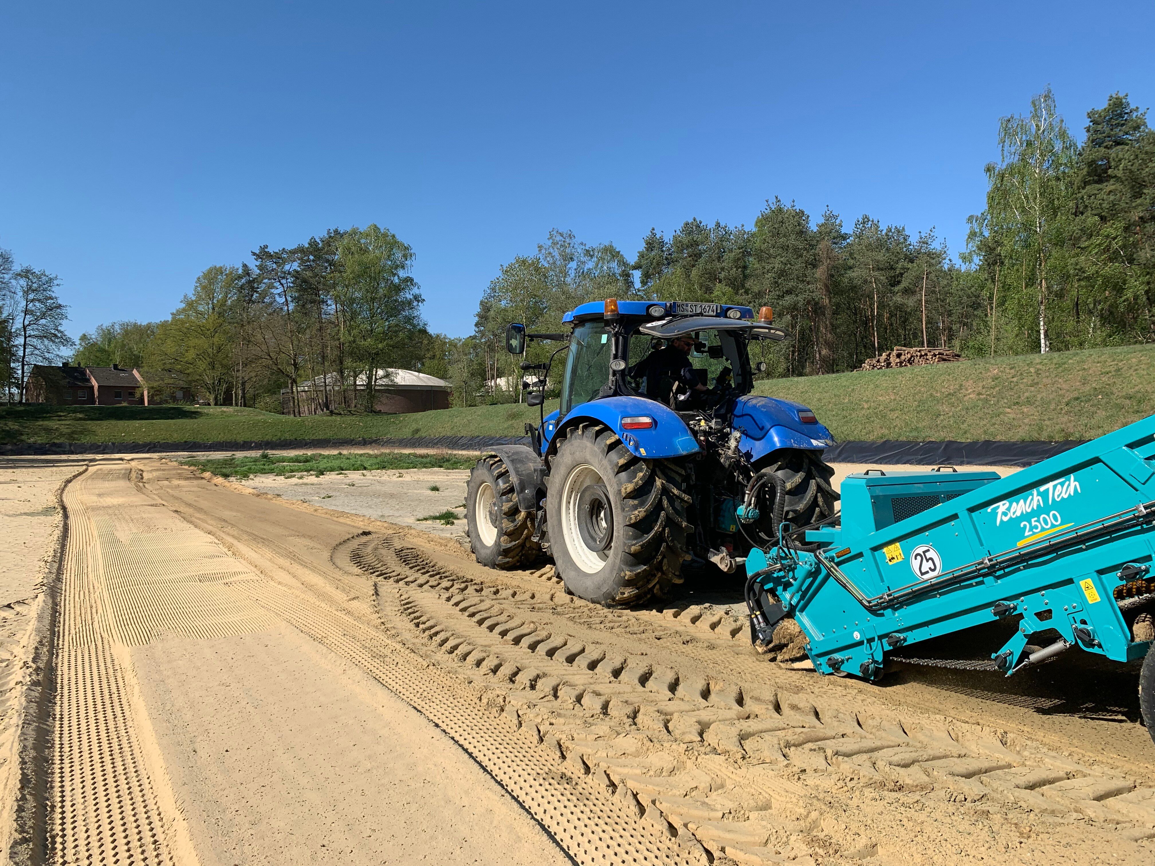 BeachTech 2500 Sandreinigungsmaschine im Einsatz auf sandigem Untergrund im Wasserfilterbecken.