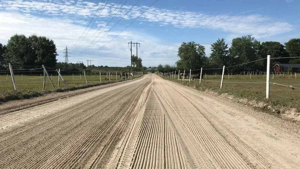Gereinigter Sandweg auf einer Paddock- oder Trainingsfläche.