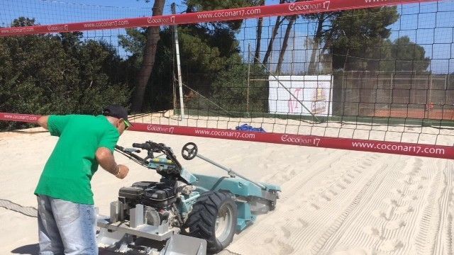 BeachTech Maschine reinigt ein Beachvolleyballfeld