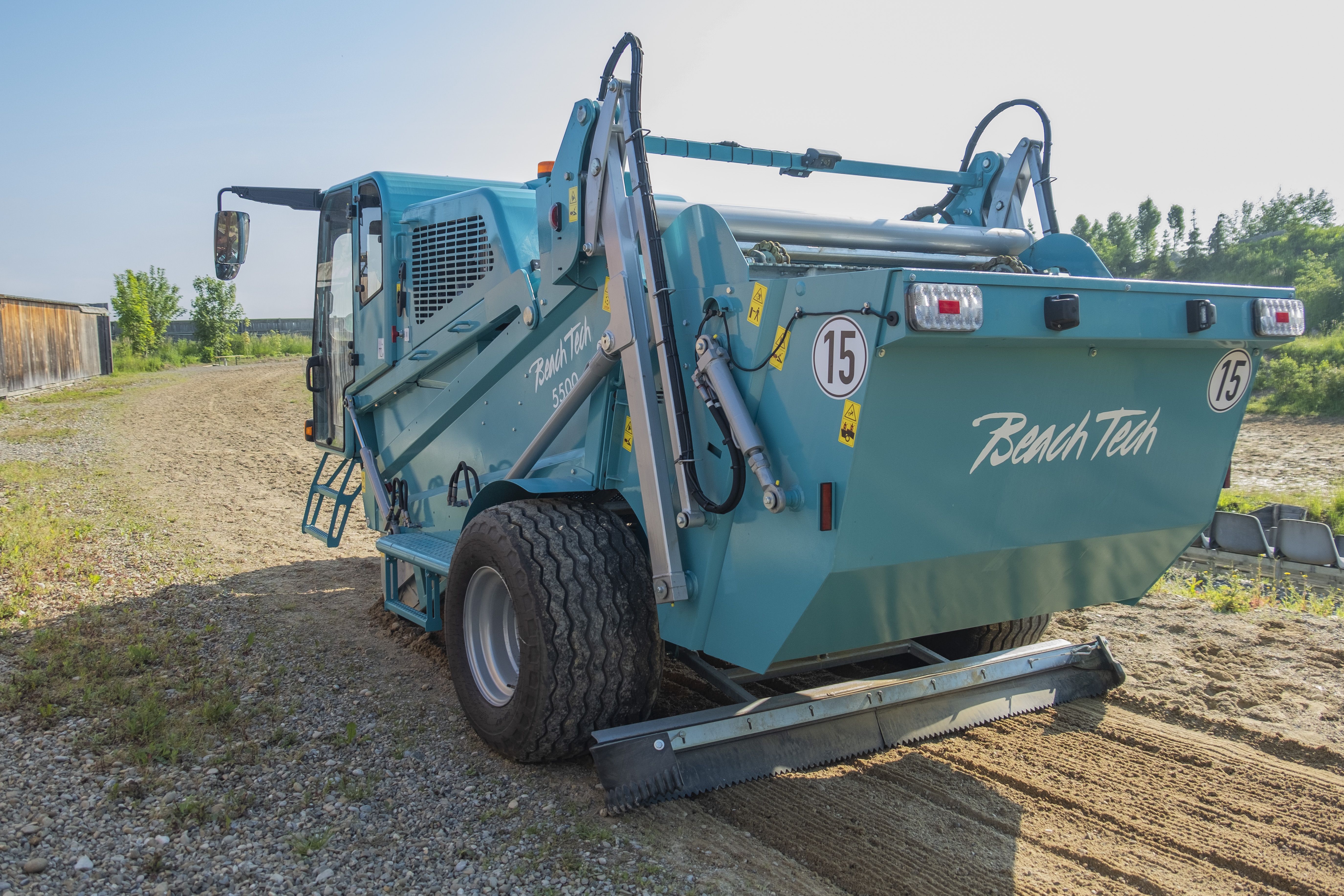 Kompakte BeachTech 5500 Reinigungsmaschine im Einsatz auf einem gepflegten Reitplatz 